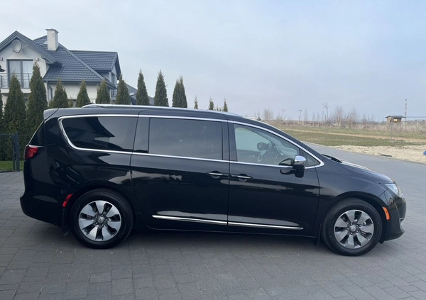 Chrysler Pacifica cena 134900 przebieg: 121000, rok produkcji 2018 z Łomża małe 466